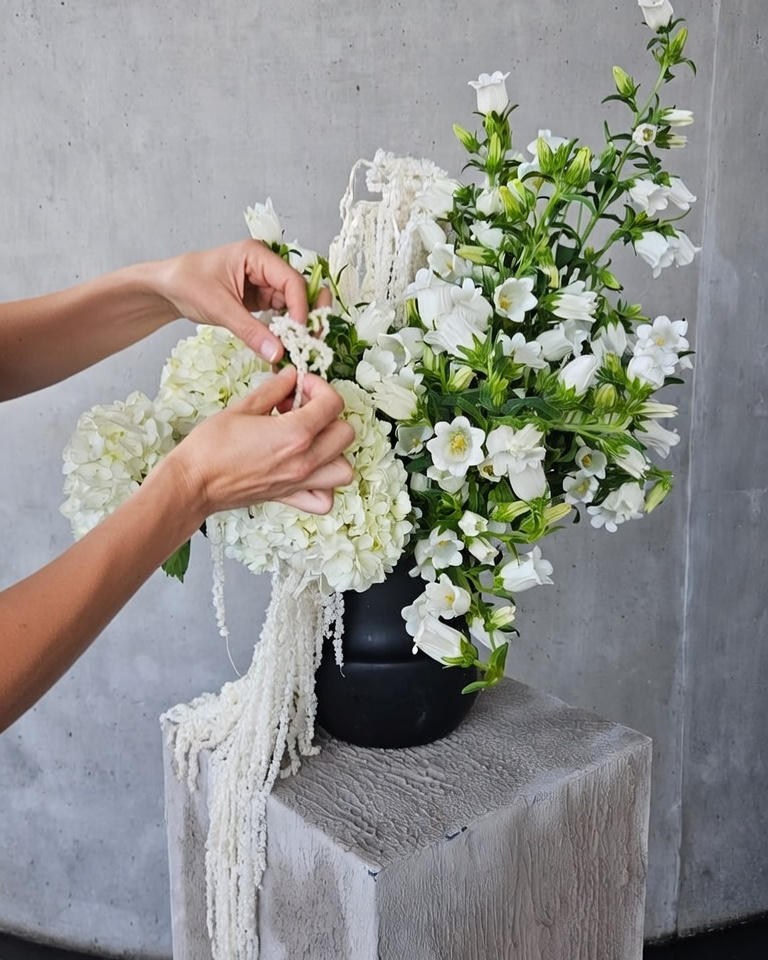 Event Budgeting 101 7 The soft vs. the strong. We love how this simple, flowing installation pushes up against the smooth, cool texture of that cement pillar.
What natural details catch your eye most?
#OrganicVsModern #ArchitecturalDesign #CementContrast #EffortlessStyle #GreeneryGoals #UrbantonicEvents