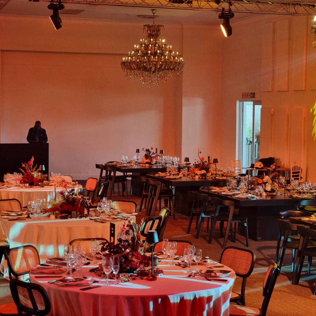 The Psychology of Successful Corporate Events 8 The Polo Room never misses 🙌🏽
CCBA Conference & gala Dinner - red, green, African energy. That's it, that's the post.
📍 The Capital Sandton & Polo Room
#CCBA #GalaDinner #EventDecor #Sandton #AfricanInspired #UrbantonicJHB #JohannesburgEvents #EventStyling