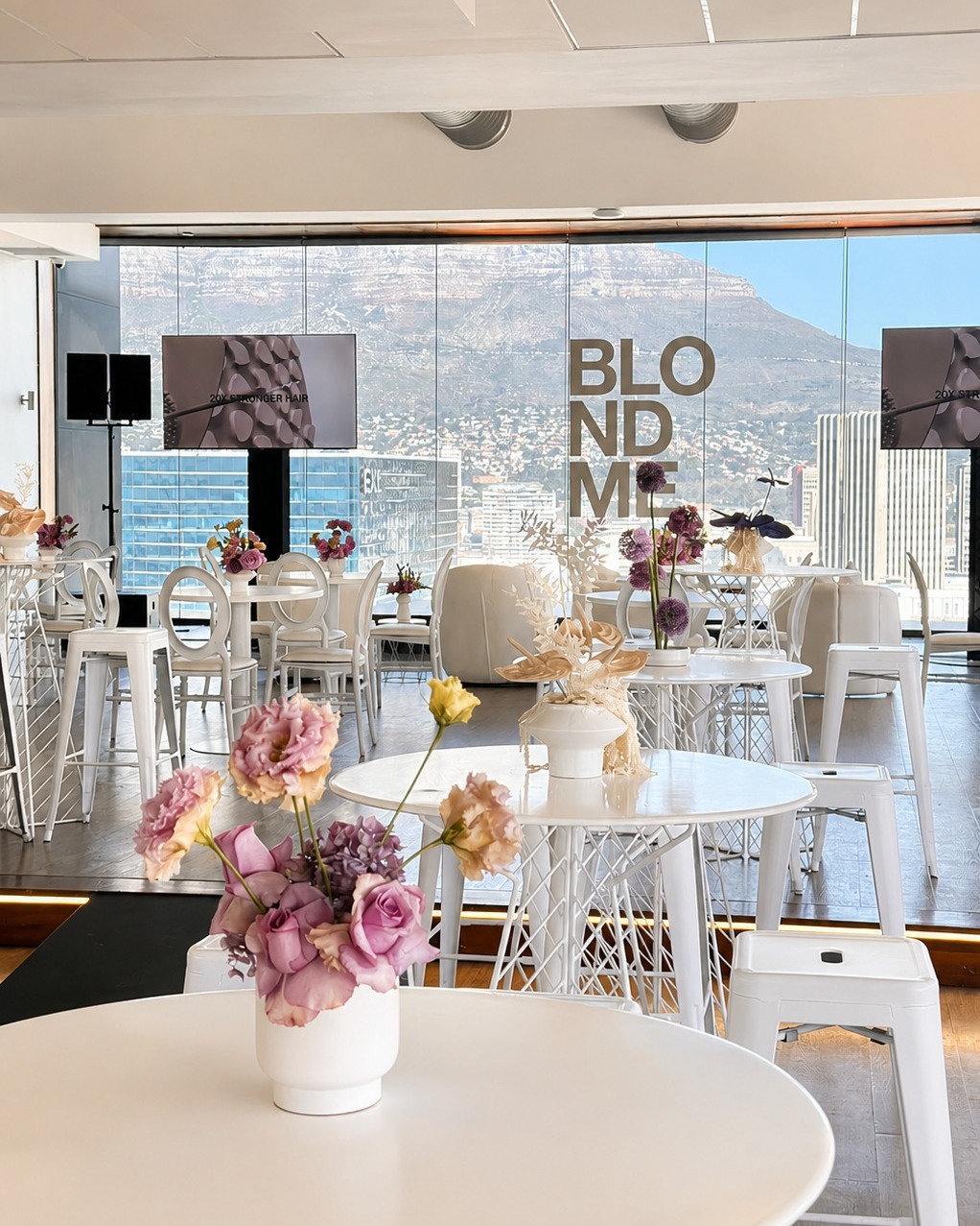 Blondes may have more fun, but clean styling never goes out of fashion. ✨
A monochrome palette, soft textures and considered details came together to create a space that felt as polished as the conversations happening in it.
For @schwarzkopfproza at Nasdak. 🤍
styled by @samleedreyer