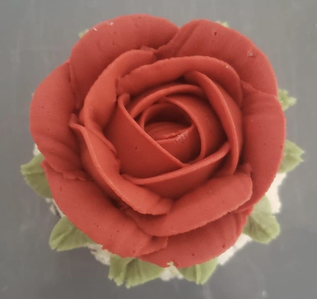 Nothing beats a buttercream rose. 🌹✨
Big roses, mini roses... we're obsessed with them all! Every swirl is piped by hand, and somehow they never get old. They're elegant, delicious, and almost too pretty to eat (almost 😉).
Which is your favourite—mini roses or the classic full-size bloom? Let us know below! ❤️
#ButtercreamFlowers #CupcakeArt #EdibleFlowers #TheSweetSpotCakes #TorontoBaker