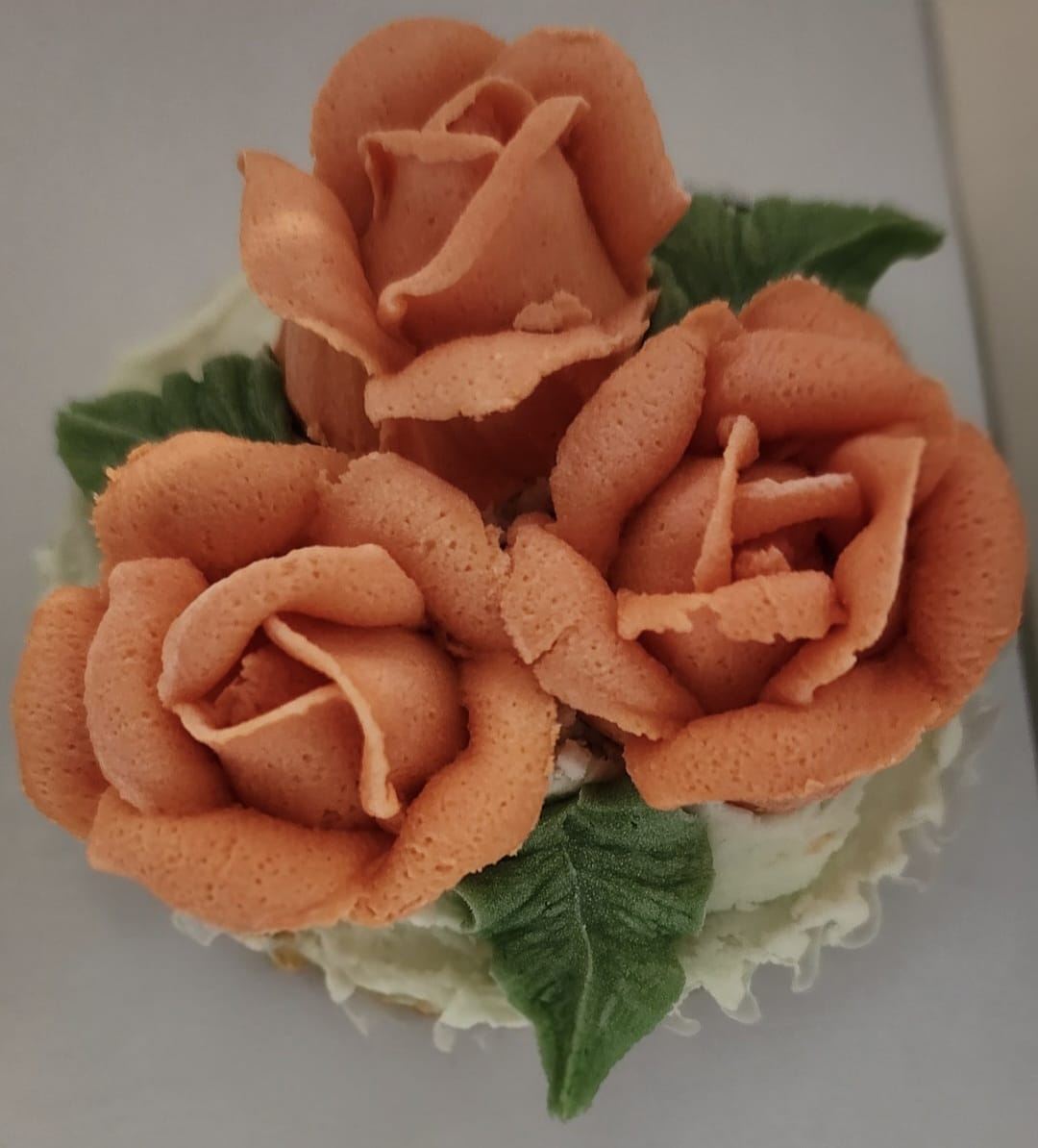 Nothing beats a buttercream rose. 🌹✨
Big roses, mini roses... we're obsessed with them all! Every swirl is piped by hand, and somehow they never get old. They're elegant, delicious, and almost too pretty to eat (almost 😉).
Which is your favourite—mini roses or the classic full-size bloom? Let us know below! ❤️
#ButtercreamFlowers #CupcakeArt #EdibleFlowers #TheSweetSpotCakes #TorontoBaker
