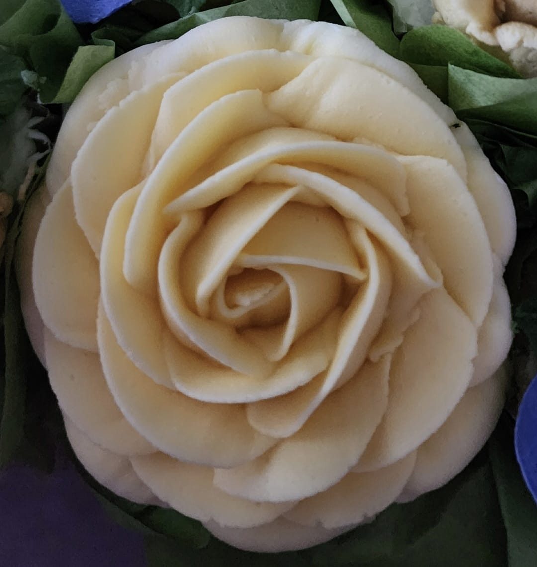 Nothing beats a buttercream rose. 🌹✨
Big roses, mini roses... we're obsessed with them all! Every swirl is piped by hand, and somehow they never get old. They're elegant, delicious, and almost too pretty to eat (almost 😉).
Which is your favourite—mini roses or the classic full-size bloom? Let us know below! ❤️
#ButtercreamFlowers #CupcakeArt #EdibleFlowers #TheSweetSpotCakes #TorontoBaker