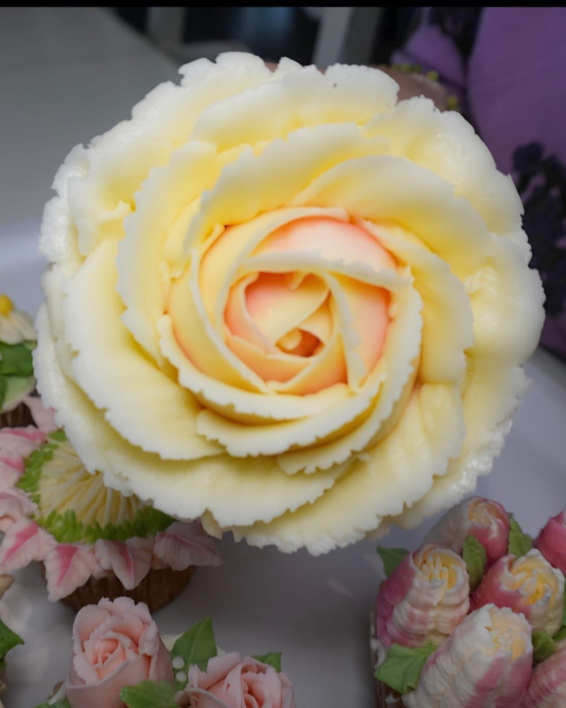 Nothing beats a buttercream rose. 🌹✨
Big roses, mini roses... we're obsessed with them all! Every swirl is piped by hand, and somehow they never get old. They're elegant, delicious, and almost too pretty to eat (almost 😉).
Which is your favourite—mini roses or the classic full-size bloom? Let us know below! ❤️
#ButtercreamFlowers #CupcakeArt #EdibleFlowers #TheSweetSpotCakes #TorontoBaker