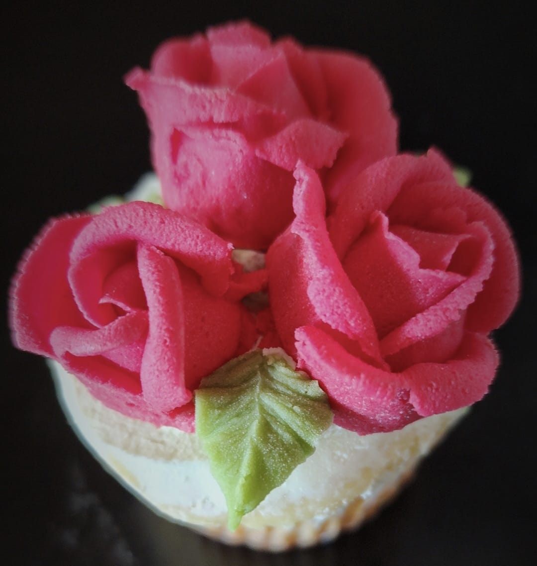 Nothing beats a buttercream rose. 🌹✨
Big roses, mini roses... we're obsessed with them all! Every swirl is piped by hand, and somehow they never get old. They're elegant, delicious, and almost too pretty to eat (almost 😉).
Which is your favourite—mini roses or the classic full-size bloom? Let us know below! ❤️
#ButtercreamFlowers #CupcakeArt #EdibleFlowers #TheSweetSpotCakes #TorontoBaker