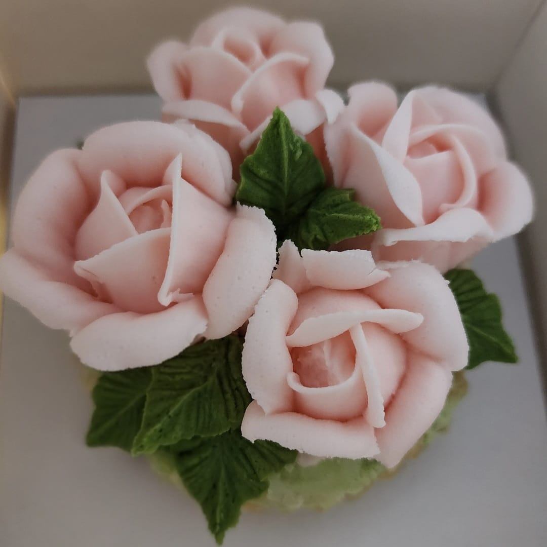 Nothing beats a buttercream rose. 🌹✨
Big roses, mini roses... we're obsessed with them all! Every swirl is piped by hand, and somehow they never get old. They're elegant, delicious, and almost too pretty to eat (almost 😉).
Which is your favourite—mini roses or the classic full-size bloom? Let us know below! ❤️
#ButtercreamFlowers #CupcakeArt #EdibleFlowers #TheSweetSpotCakes #TorontoBaker