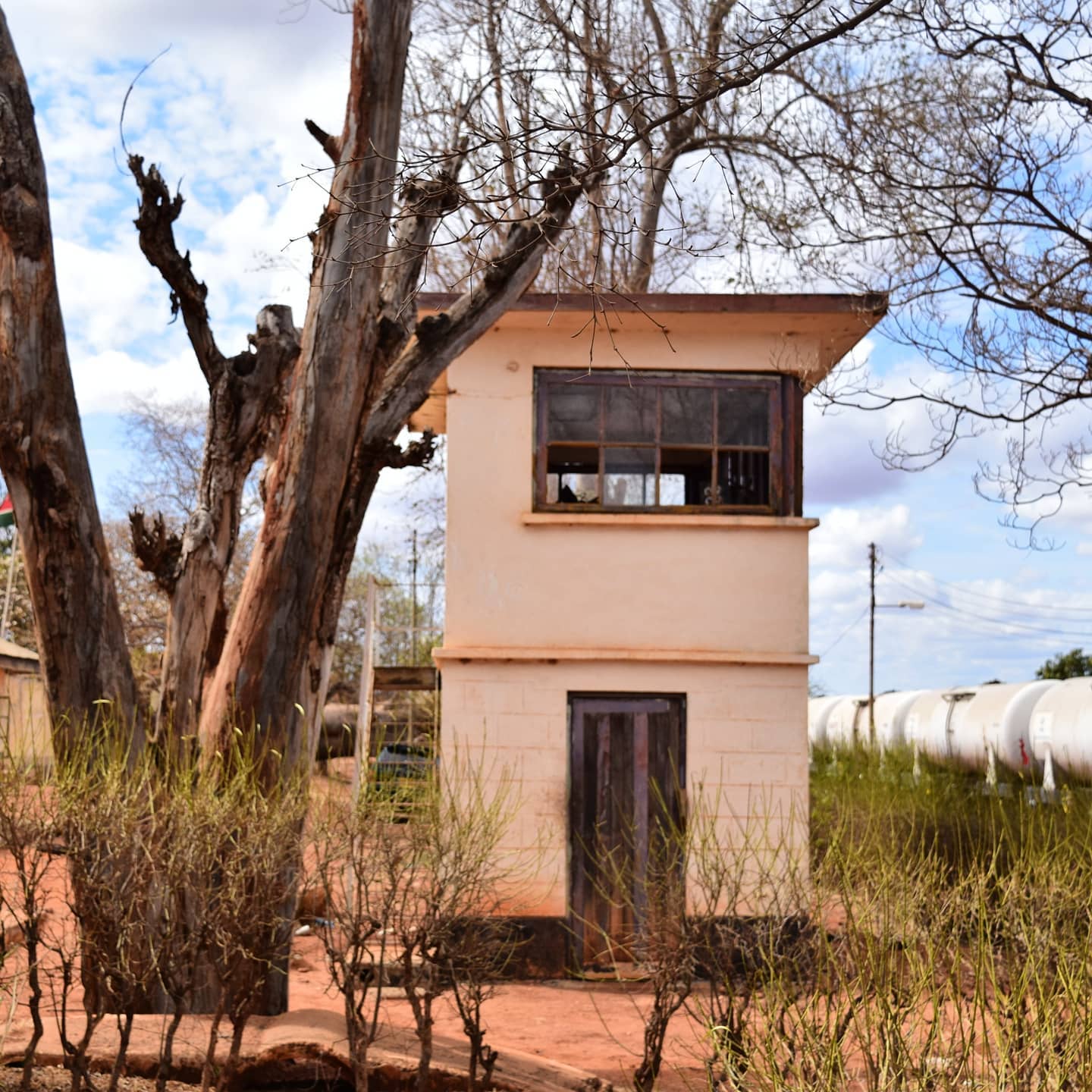 Half way between Mombasa and Nairobi. Mtito Andei station. Captured October 2015.
#Railway #RailwayHistory #EastAfrica #Kenya #Uganda #Tanzania #AfricanRailways