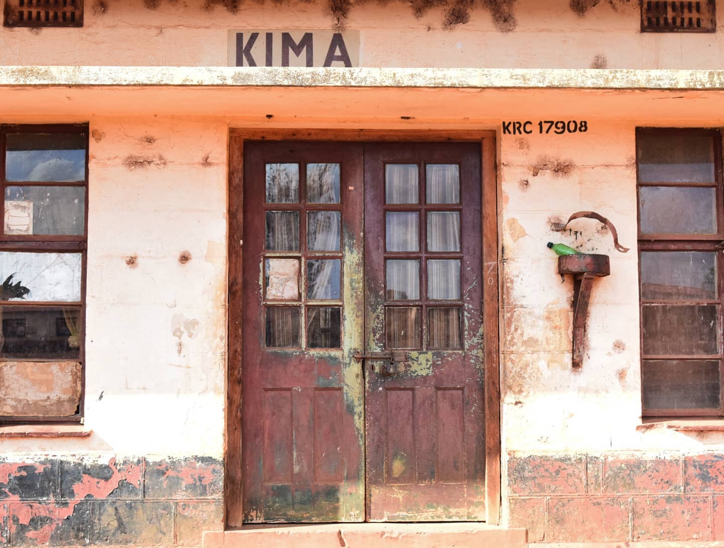 3/3 Spot the bench. Kima station.
October 2015