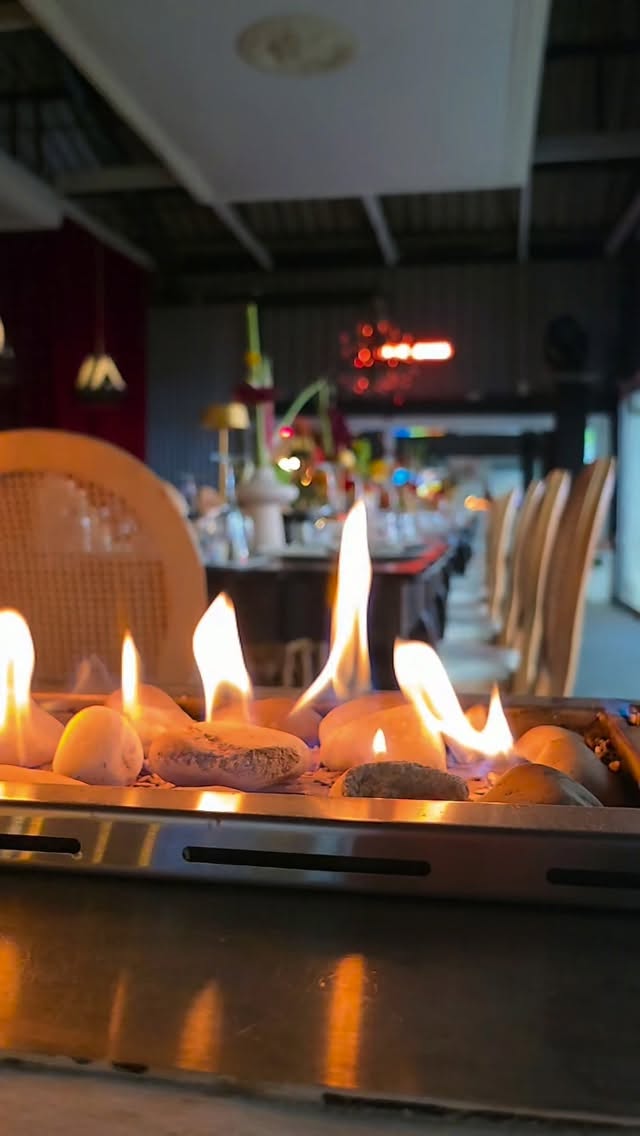 Event Styling & Décor by Urbantonic | Cape Town 📍
Setting the table at @grandafricacafeandbeach for tonight’s dinner before the real heat turns up at tomorrow’s Checkers Braai Championship! 🍴🔥