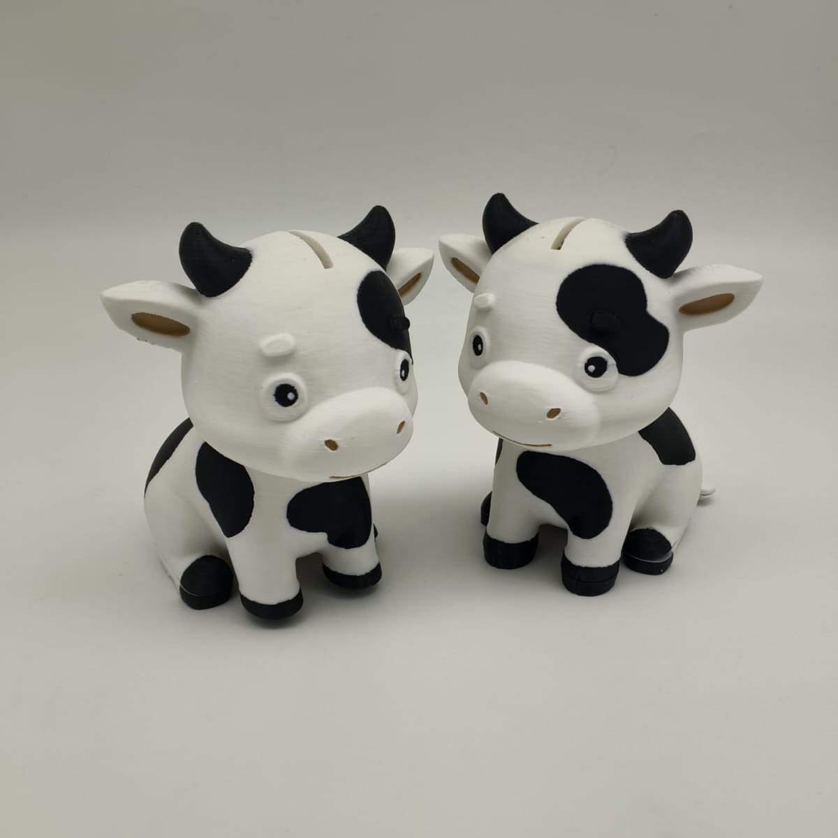 From concept to delivery, we designed this custom barn-inspired packaging with a cute Dectomax Mooney Bank cow inside. A unique combination of creative packaging and product design, delivering an unforgettable unboxing experience that brings the concept to life.🐄