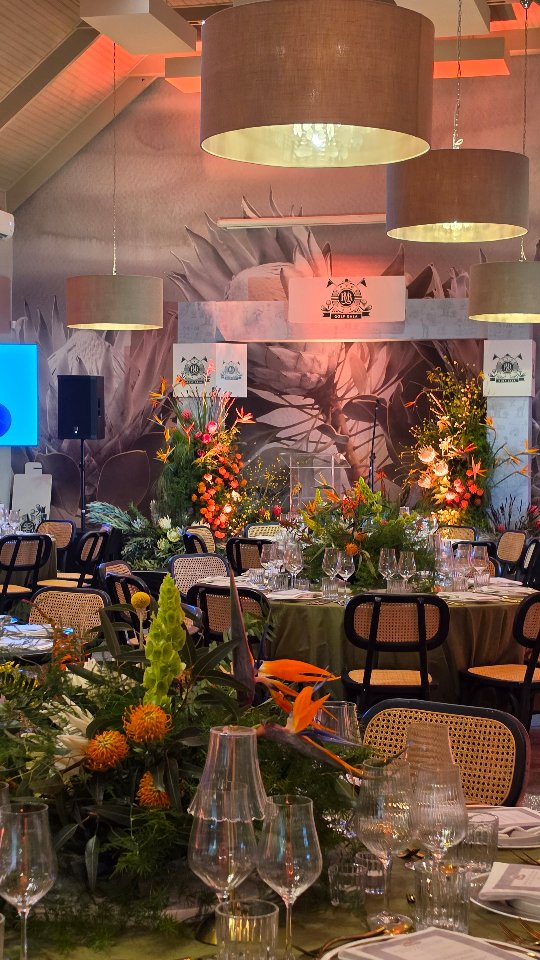 Dry Hire vs Fully Managed Mobile Bar Services: Which Option Is Best for Your Event? 5 SELECTION AND SET UP by Urbantonic | Cape Town
Bringing timeless elegance to the greens. Honored to design the tablescapes and lush florals for Rovos Rail at the beautiful Steenberg Golf Estate. 🌿✨