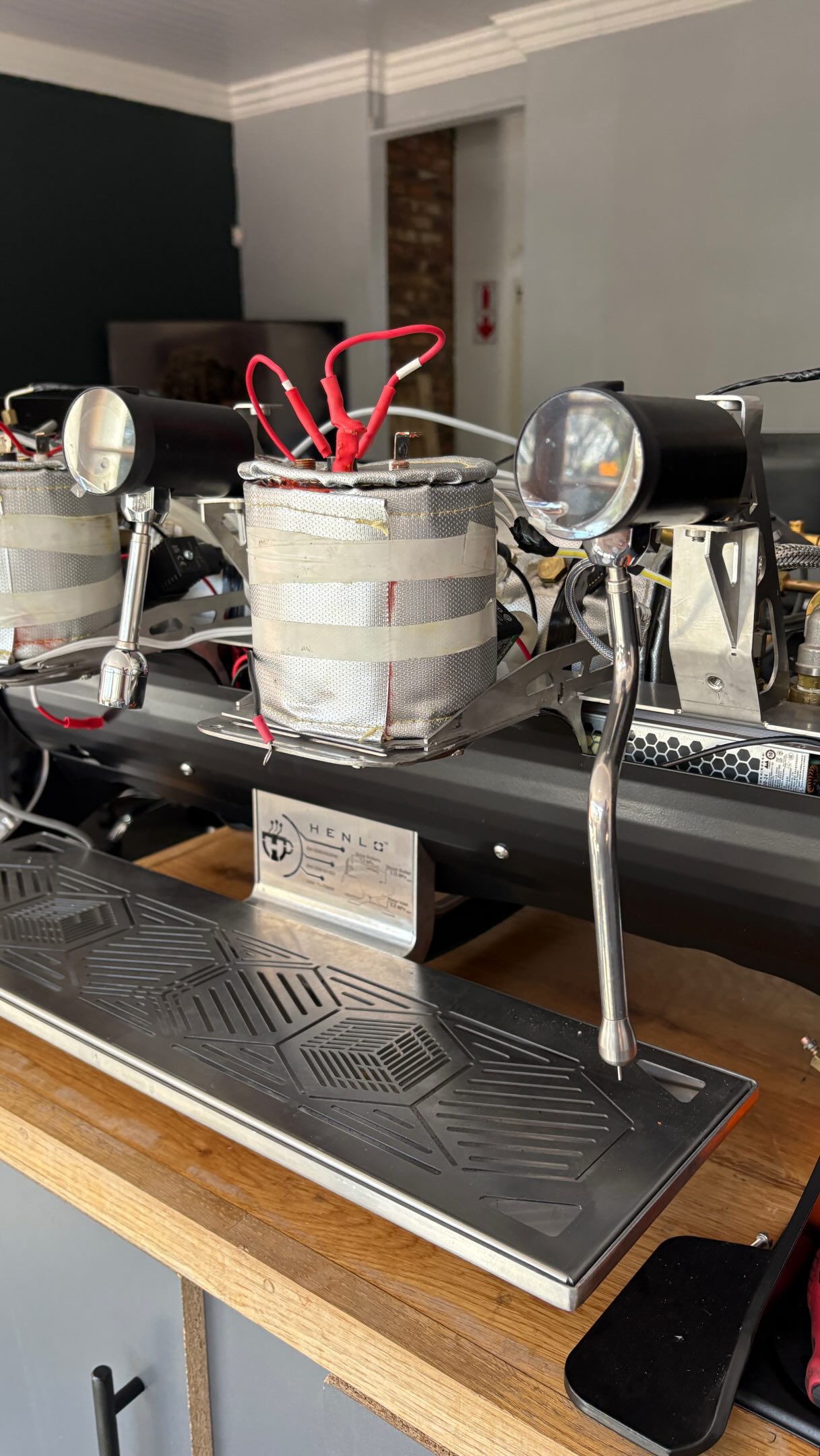 We spend a lot of time thinking about what happens inside the machine, because that’s where all of the work begins.
From the way components fit together to the engineering decisions that shape performance, every detail has a reason behind it.
☕️ This is Henlo beyond the finished product.