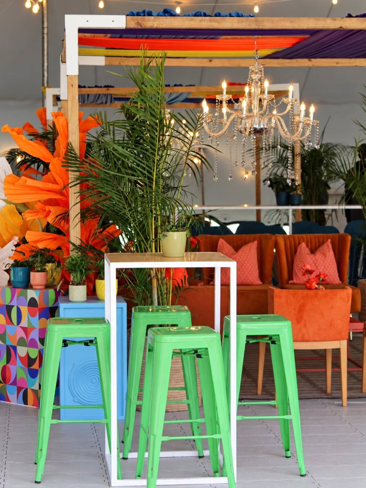 Field of colour | Urbantonic CT
Bringing a whole new energy to the Newlands Cricket Ground - loving how all these vibrant shades look set up against the field!
Stylist | @taniellemccallum
Venue | @newlandscricketground
Florals | @opusbotanicalstudio
Photography | @shan.jpeg_